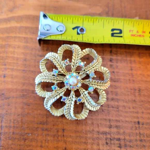 Vintage Gold Tone Iridescent Rhinestone Faux Pearl Flower Leaf Brooch Pin - Picture 3 of 3